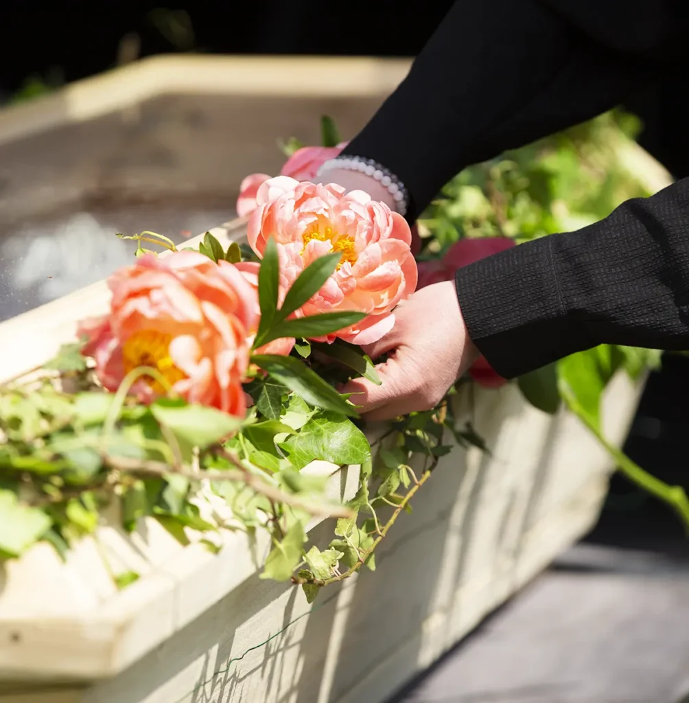 Trauerfeier Beisetzung Sarg Blumen