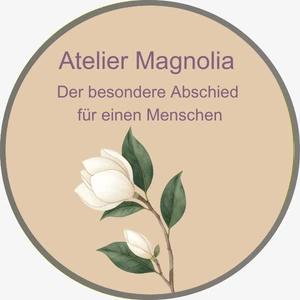 Hero Blid von Ateleir Magnolia Bestattungen. Es ist eine weiße Magolie abgebildet und die Inschrift: Atelier Magnolia Bestattungen