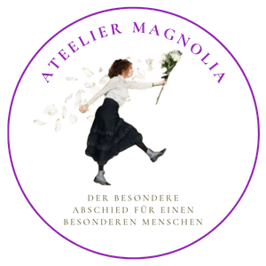 Das Hero Bild für die von Atelier Magnolia Bestattungen zeigt eine Bestatterin mit einem lange rock und weisse Bluse mit eienm Blumenstraus und fligenden Blüten Blätter
