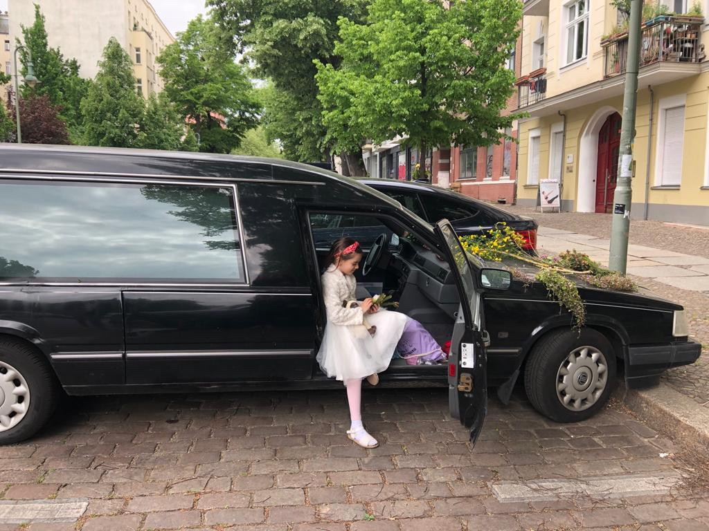 Bestattungsinstitut in meiner nähen. Mädchen in weißem Kleid sitzt im Leichen wagen von Magnolia Bestattungen