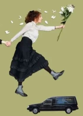Magnolia Beestattung : die Bestatterin Helena läuft mit einem Blumenstrauss zum Friedhof