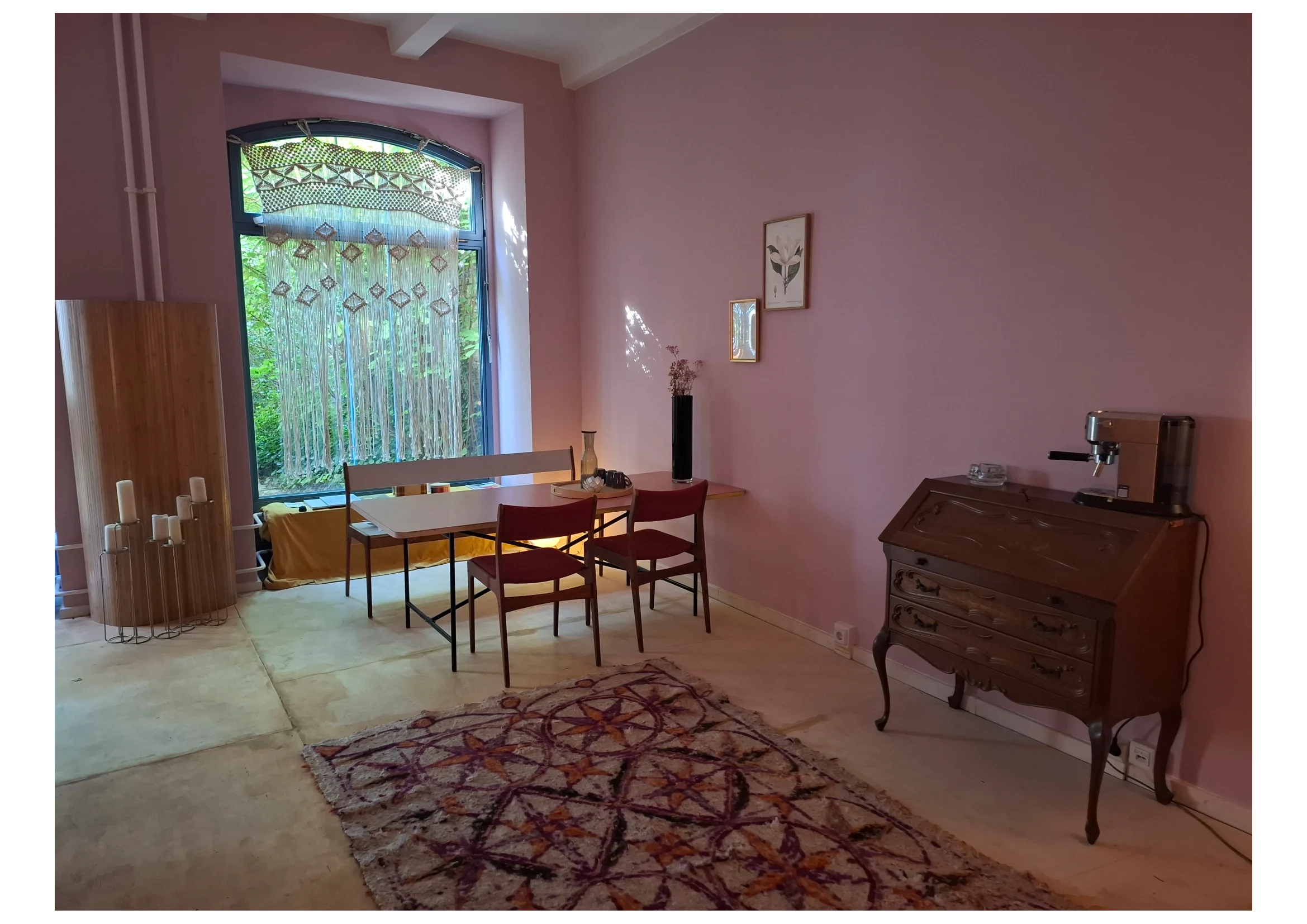 Ein rosafarbener Abschiedsraum mit stilvollen Möbeln und einem großen Fenster zum grünen Hof – das ist das Atelier Magnolia Bestattungen in Berlin-Mitte.