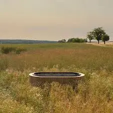 Auf einem freien Feld steht ein ovales Gefäß, das für die neue Bestattungsform Reerdigung gebaut wurde