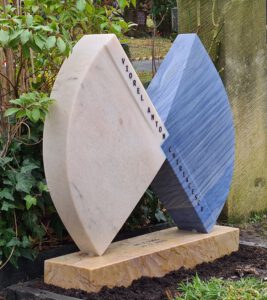 Grabstein aus bunten Naturstein